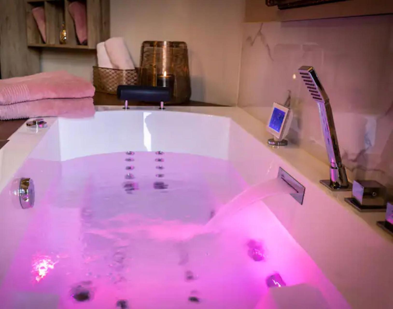 De Luxe Avec Jacuzzi Au Centre De Apartment *